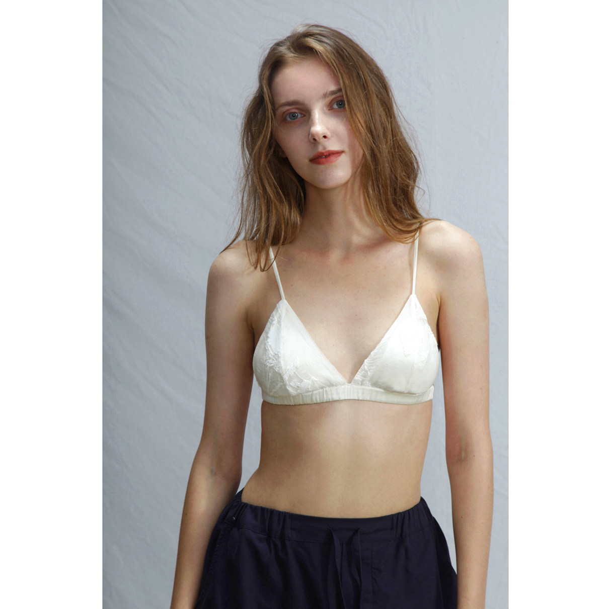 Chen Little Full Silk Super Slim Bra Light Extravagant Embroidered Embroidered Triangle Cups Bra Summer Cool Three Rows Buckle Hitch Type Underwear-Taobao