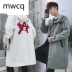 Áo gió nam mùa thu MWCQm01d Hàn Quốc trùm đầu dài và phần dài áo khoác trẻ trung xu hướng in đẹp trai - Áo gió thể thao