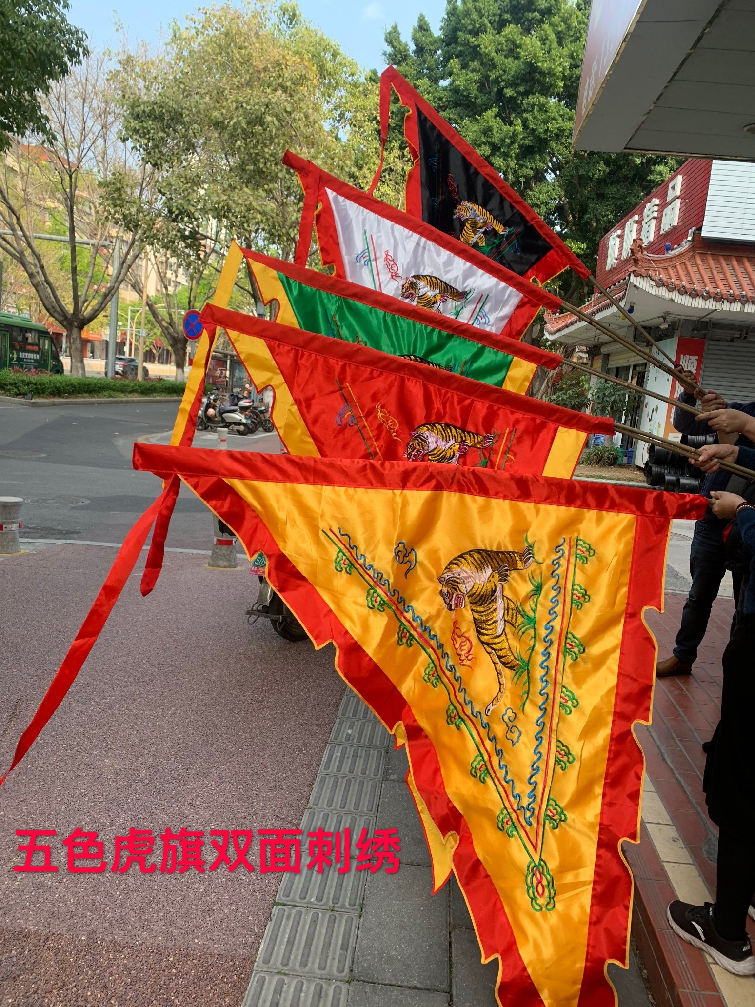 Customized specifications of tiger patterns of twin-sided gold embroidered tiger