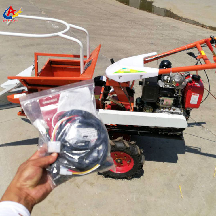 Household mini-tiller with corn harvester Household hand-held trolley with single-row straw crushing and returning corn harvester
