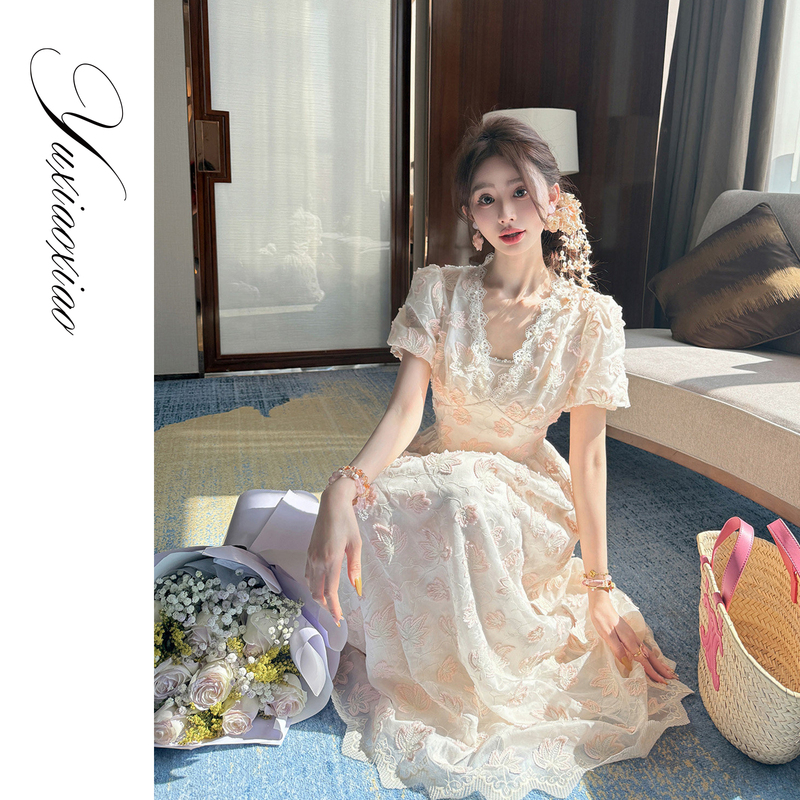 Yu Xiaoxiao【Dream Sweetheart】Hand-Embroidered 3D Flower V-Neck Waist-Cinching Dress 2026 Early Spring New Arrival