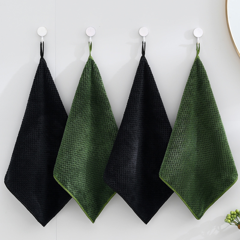 Large Dark Black Coral Fleece Pineapple Pattern Towel, Large Bath Towel for Home Use, 150*70cm, Good Water Absorption