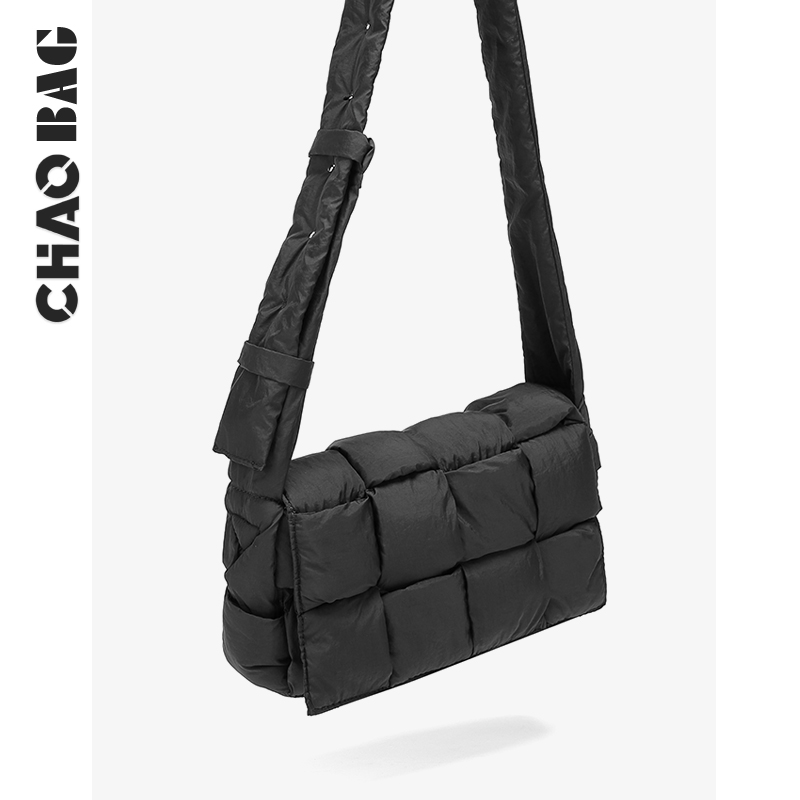Tide play bag bag space cotton sponge down bag bag men 2022 new fall/winter woven pillow bag tide brand cross-body bag
