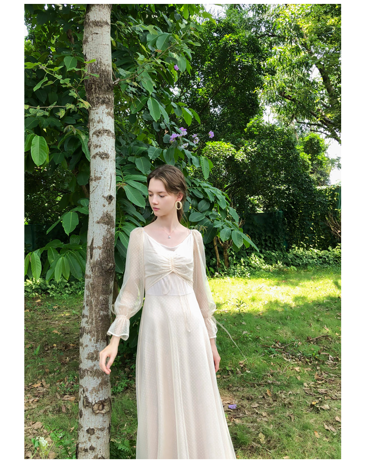 M Nữ hoàng quần áo độc lập Thanh lịch dây rút xếp li khâu lưới đầm Hoa sen tay áo dài váy 8861 váy trắng dài