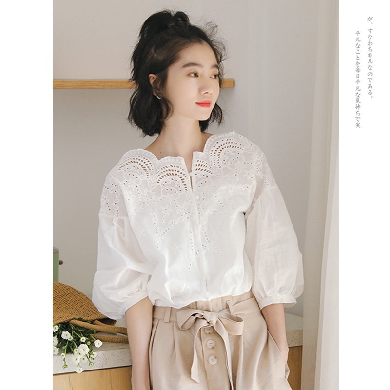Design sense niche puff sleeves white short-sleeved shirt women's summer French small fresh one-shoulder hollow lace top