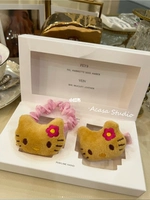 Маленькая красная цветочная котенка.