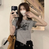 Дизайнерская короткая брендовая футболка, тренд сезона, короткий рукав