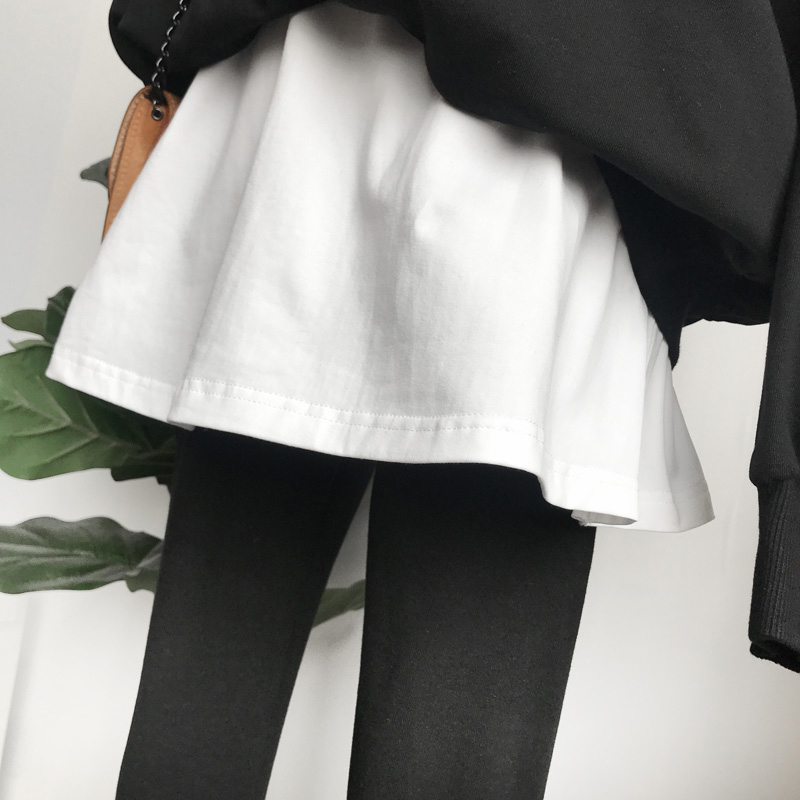 Sweatshirt and Sweater Base Layering Tool with a Fake Layered Hem to Cover the Buttocks, White-Edged Mid-Length Extended White Skirt