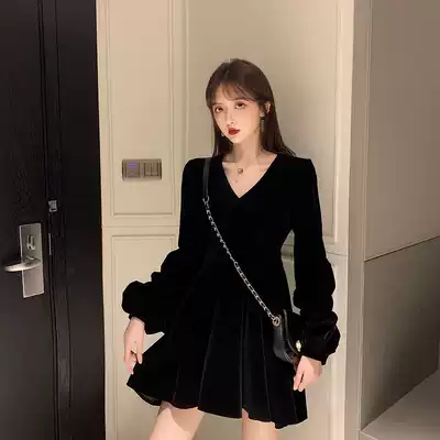 European station autumn and winter Western high-end V-neck Hepburn style small black skirt small temperament waist gold velvet dress