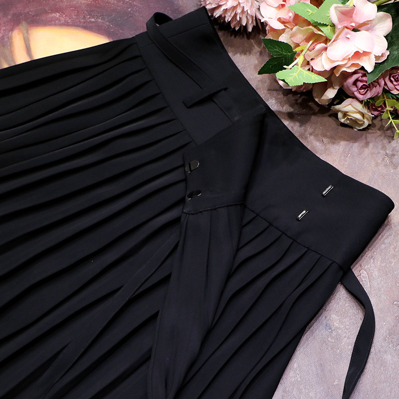 Spot the artemisia-grade taste that penetrates into the bones Comes with a glossy waist lace-up irregular hem pleated skirt