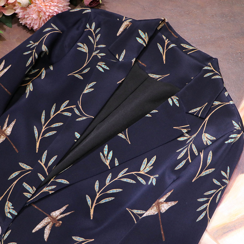 I can't find a silk coat that's taller than her It's a long, long-sleeved suit, a collar, a trench coat It's handsome 