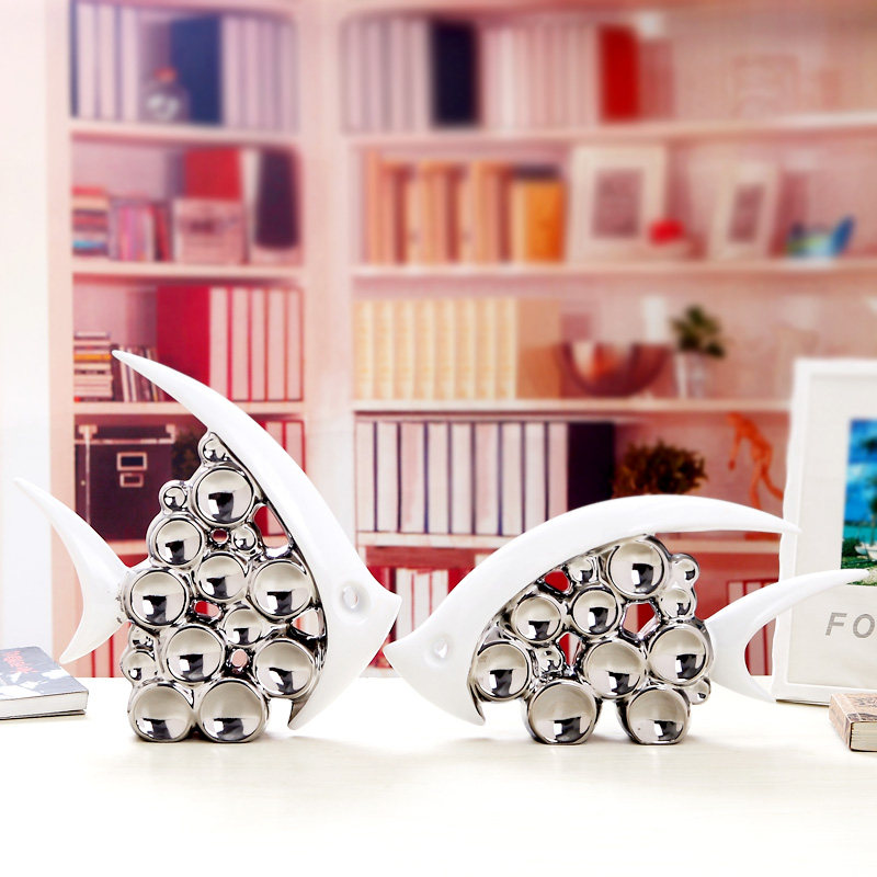 Jingdezhen ceramics home living room small decoration TV cabinet wine cabinet handicraft decoration couple kiss fish European style