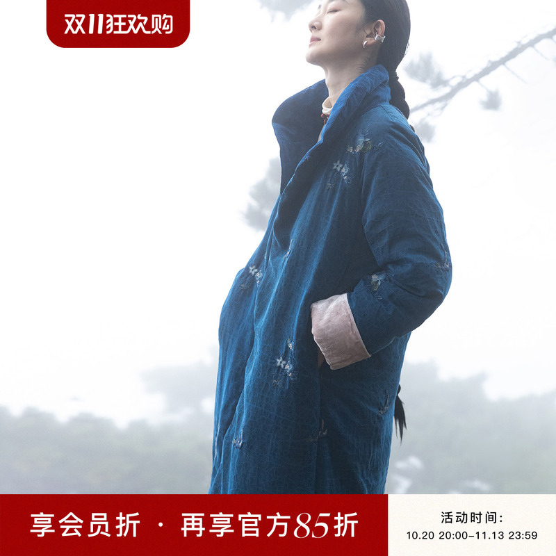 Original by Mu Yi You: Embroidered Xiangyun Silk Long down Jacket with High Puffiness, Red-Billed Goose Down, Thickened for Warmth, Loose Fit, Layered Embroidery Original by Mu Yi You: Embroidered Xiangyun Silk Long down Jacket with High Puffiness, Red-Billed Goose Down, Thickened for Warmth, Loose Fit, Layered Embroidery