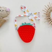 Красная большая клубника, мобильный телефон