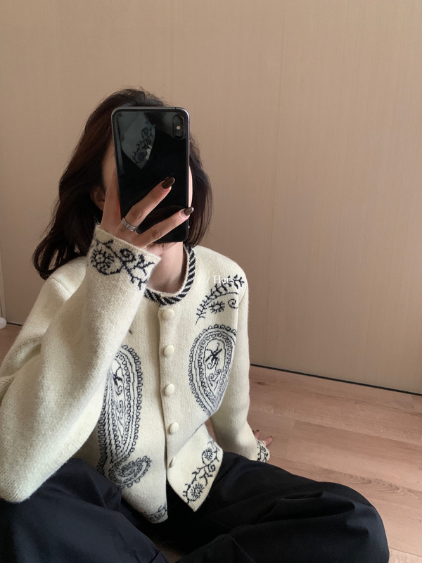 New for Autumn【Hers】Simple Retro Everyday Niche Pattern Single-Breasted Warm Sweater 92374 New for Autumn【Hers】Simple Retro Everyday Niche Pattern Single-Breasted Warm Sweater 92374