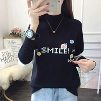 Клубника, черный флисовый свитер