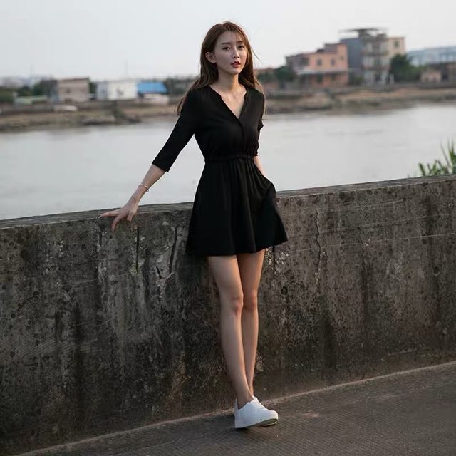 Hepburn style little black dress women's summer 2022 new v-neck waist slimming thin a-line black three-quarter sleeve dress