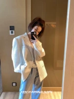 Белый пиджак классического кроя, костюм