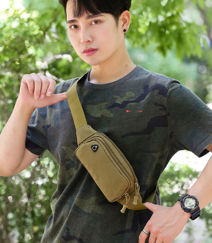 Lightweight and wear-resistant 7-inch sports waist bag on the work site