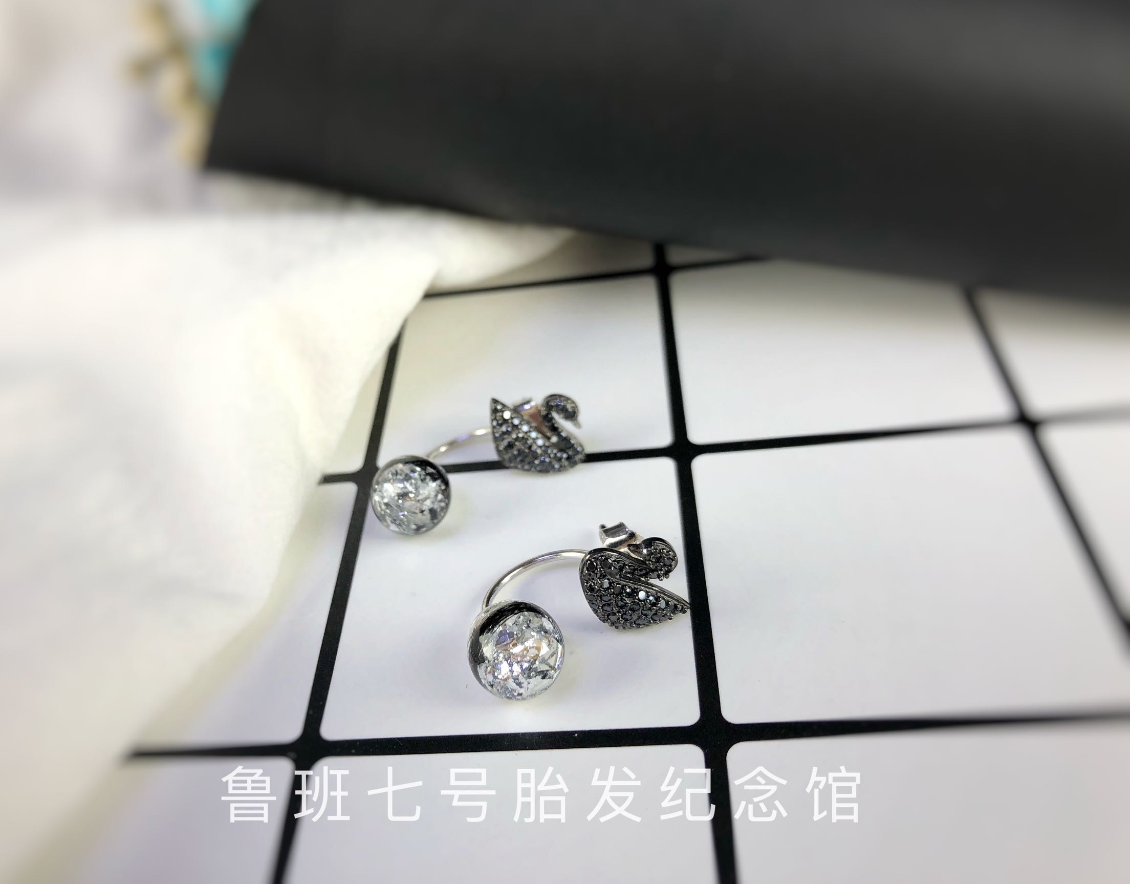 Tóc em bé tóc em bé sản xuất quà lưu niệm S925 bạc đen bông tai thiên nga gói tùy chỉnh quà tặng sơ sinh - Quà lưu niệm cho bé / Sản phẩm cá nhân quà sinh nhật cho bé