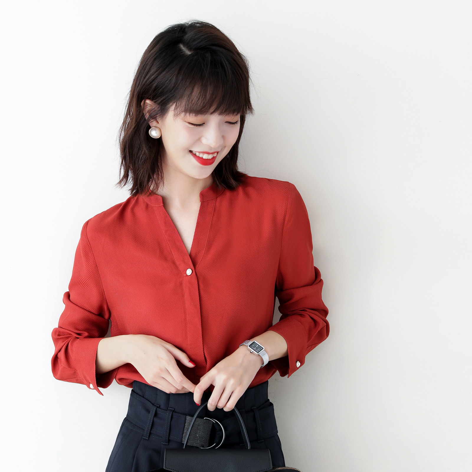 The owner recommends stunning stove red explosion beauty skin white V-shaped open collar solid color long sleeve shirt Autumn new