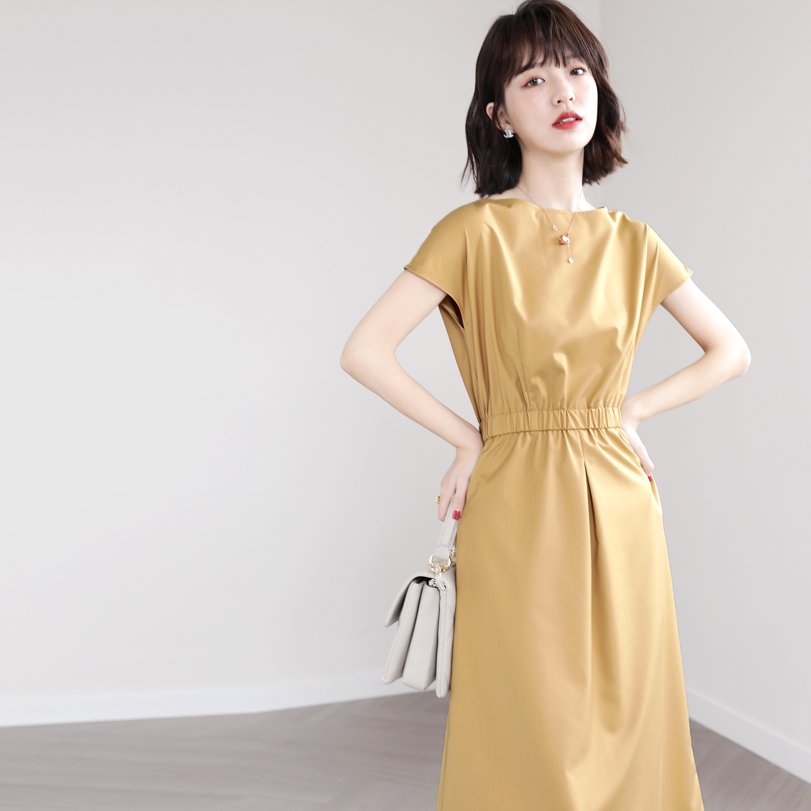 Exquisite skirts that make you“lazy”on commuting days are simple and generous with a waist solid color mid-length dress