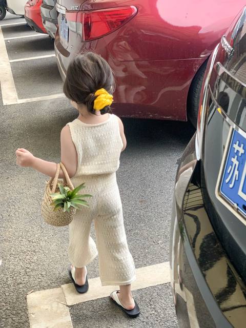 2023 summer Korean style girl children's thin section foreign style knitted suit hollow breathable vest wide-leg pants two-piece set