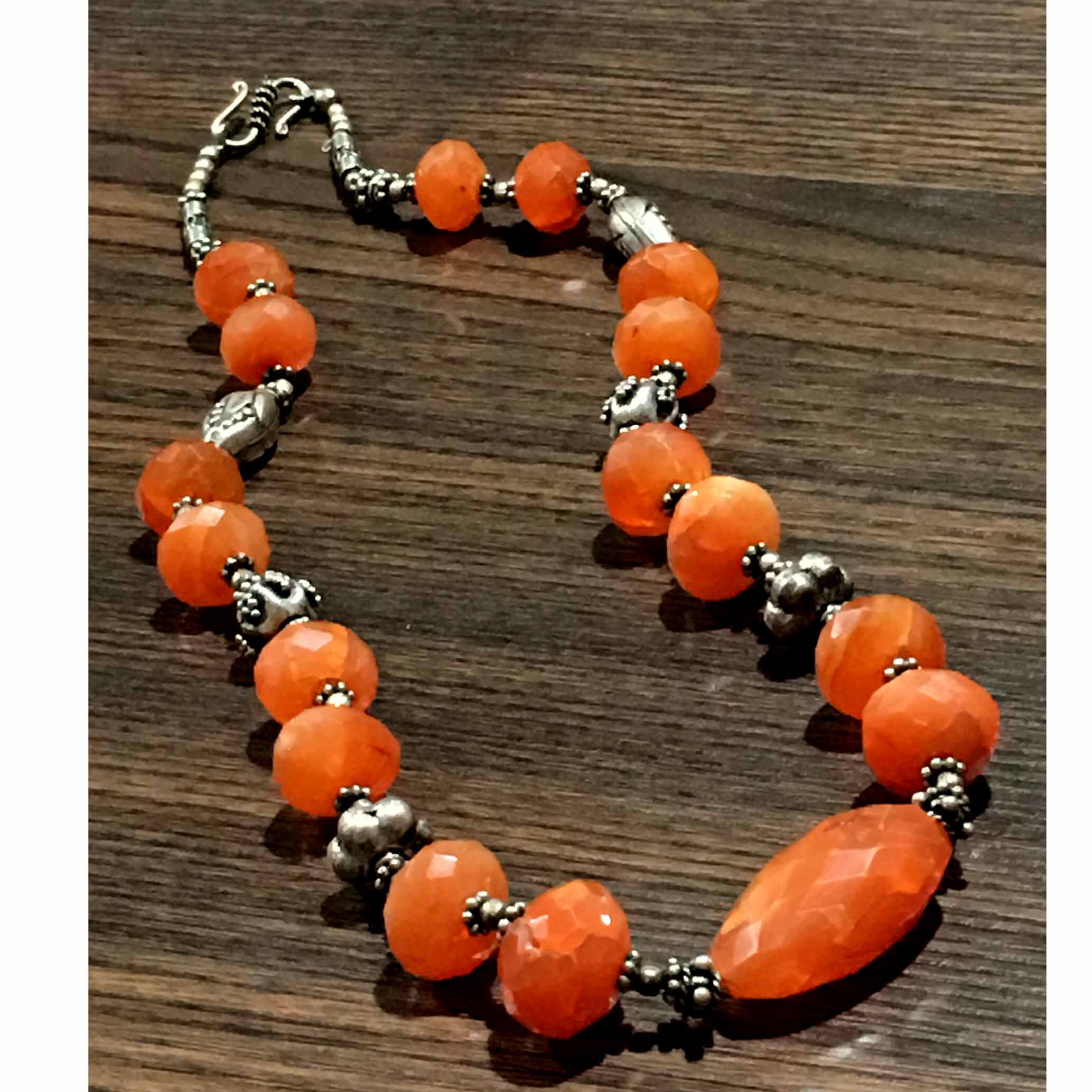 The gem-faced south red agate south red agate necklace processed in the 1980s weighs 87 3 grams.