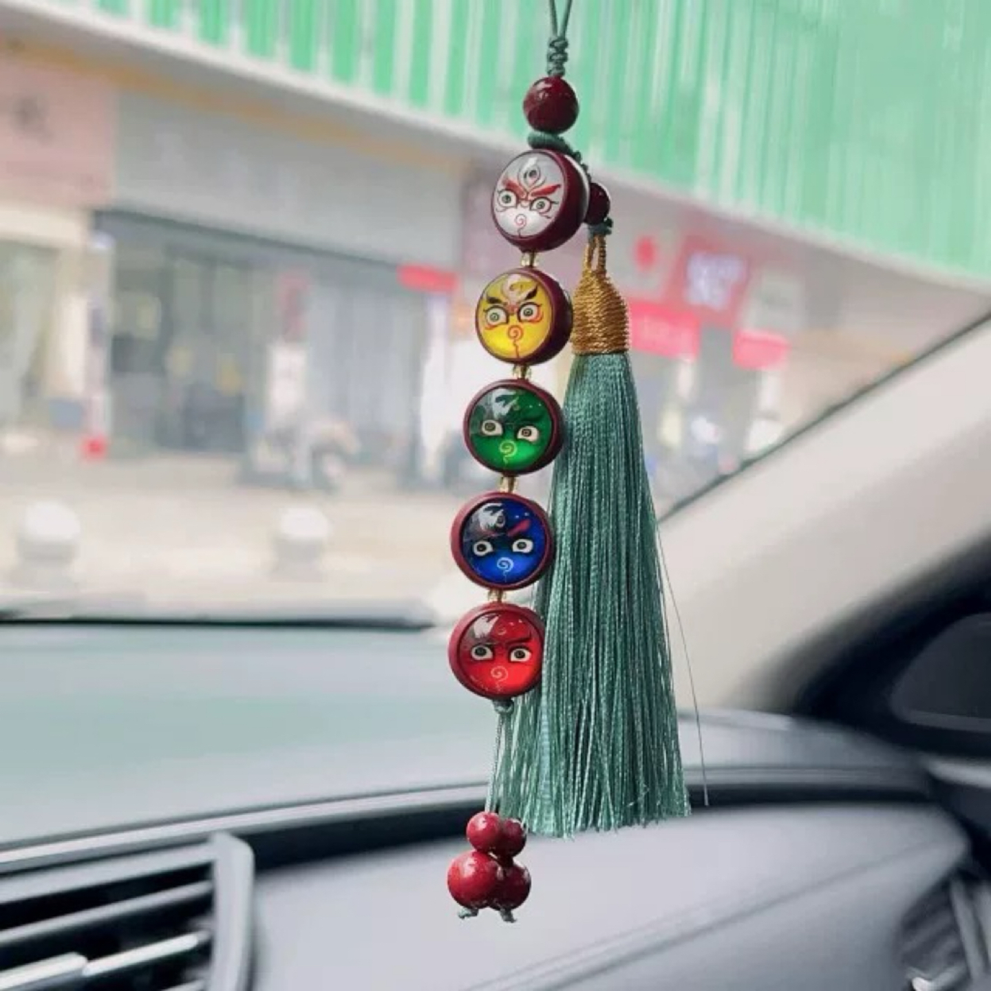 藏式唐卡中的朱砂五路财神挂饰：祈福之光融入现代生活