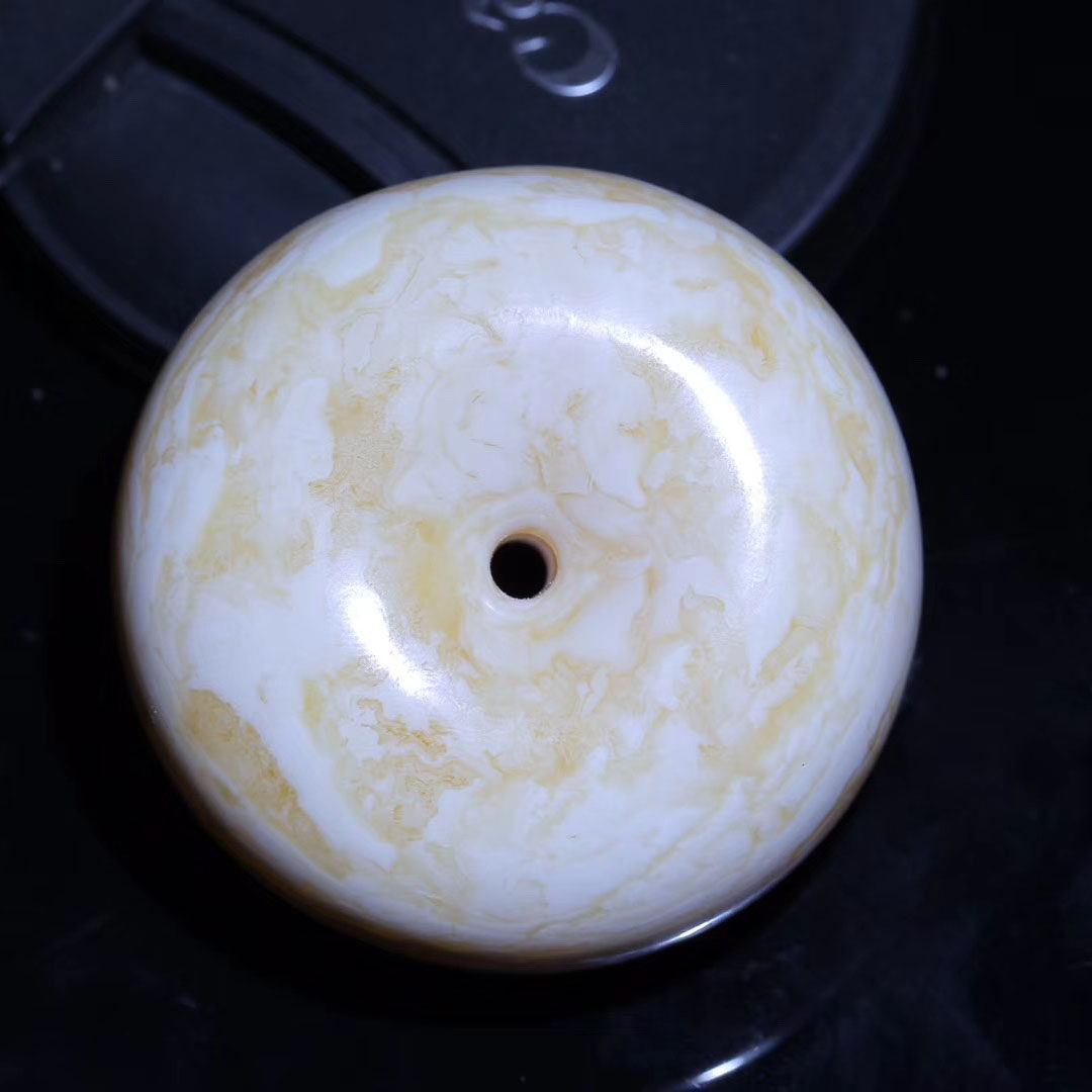 Xiaogui beeswax natural raw ore Russian material bone white tiger skin pattern beeswax safety buckle bagel pendant