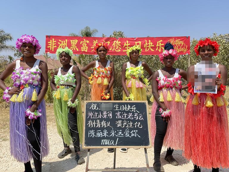 非洲举牌祝福让非洲人喊生日快乐的要多少钱非洲黑人祝福一群黑人欢呼非洲人送祝福非洲雇佣兵的祝福