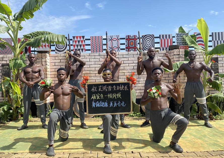 曾在中国大陆走红的非洲小孩、非洲猛男举牌祝福影片，日前在海外迎来「第二春 」