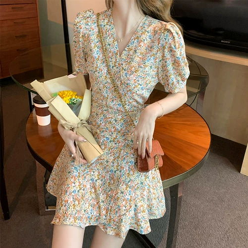 Шифоновое летнее приталенное платье, дизайнерская юбка, французский стиль, в цветочек, коллекция 2021, яркий броский стиль, тренд сезона, подходит для подростков