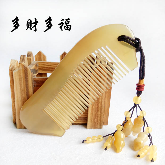 Famous craftsman yellow horn comb plateau white horn comb thickened anti-fall straight hair comb anti-static pendant