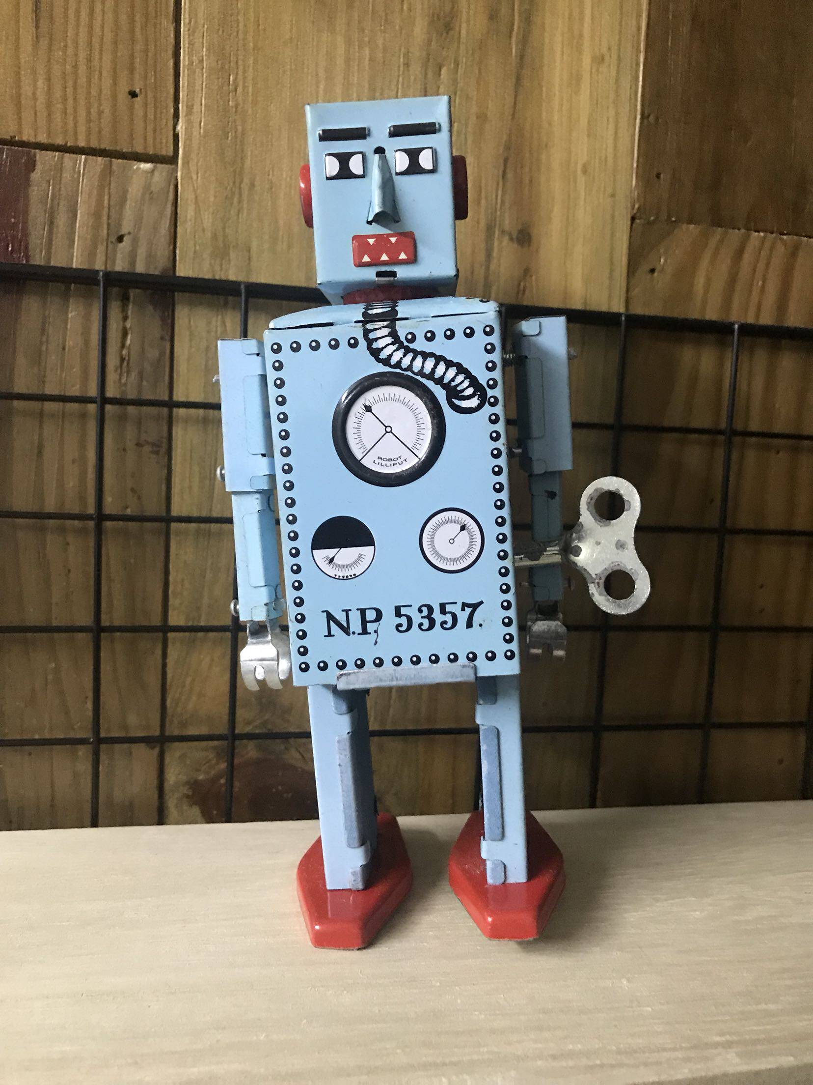 Export to the United States stock old goods 90's iron winding robot small steel tooth doll Lilliput