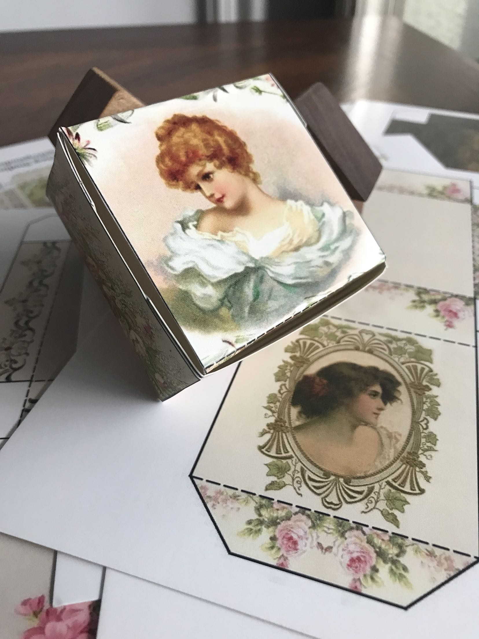 Great child toy comes again ~ Export foreign trade order Retro court Handmade toy paper box containing box
