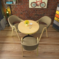 1 деревянный круглый столик + 3 хвостовые стулья хеки [№ 6]