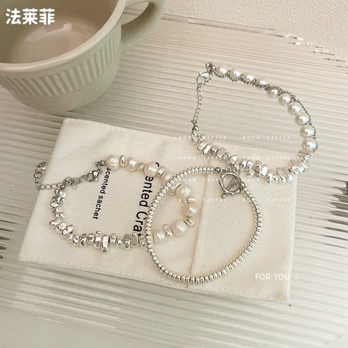 Брендовый небольшой дизайнерский браслет, ретро аксессуар ручной работы из жемчуга, тренд сезона, французский ретро стиль