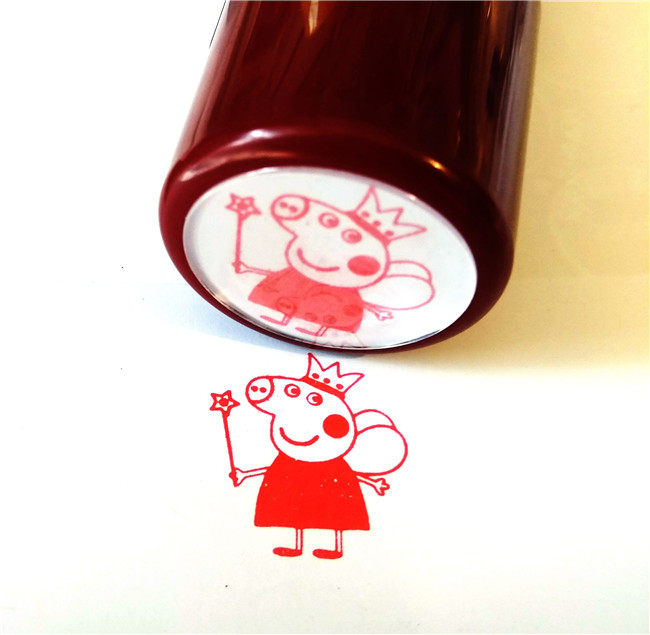 Baby Piggy gives a gift to a child Teacher rewards kindergarten children with a small seal