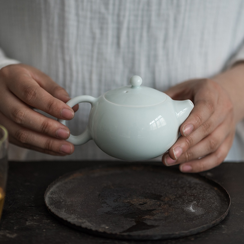 Sweet white glazed ceramic story ball hole, xi shi pot of filtering household white porcelain tea teapot tea by hand