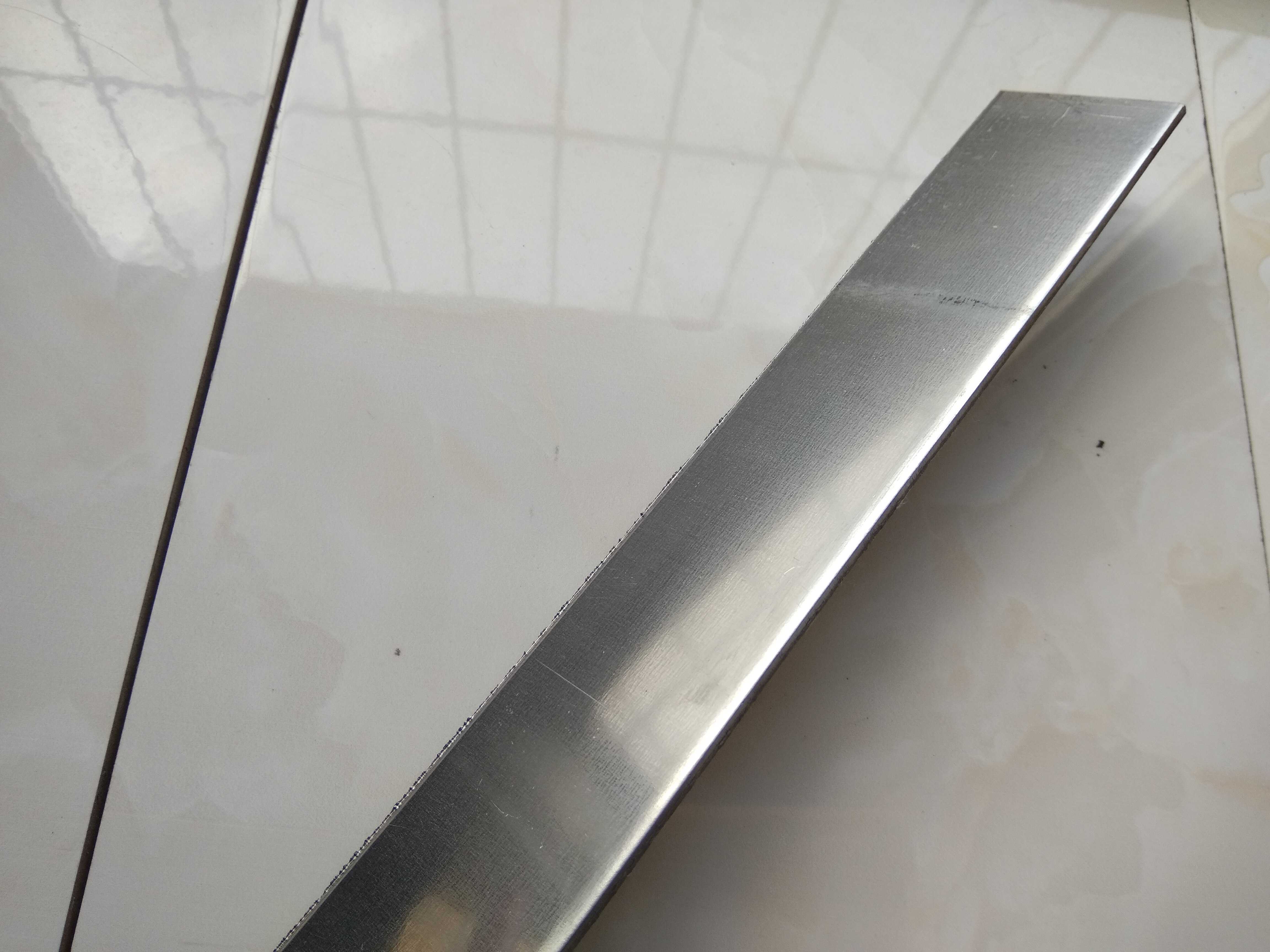 430 stainless steel plate stainless iron plate has been cut 200 * 40 * about 3 mm with magnetic steel plate