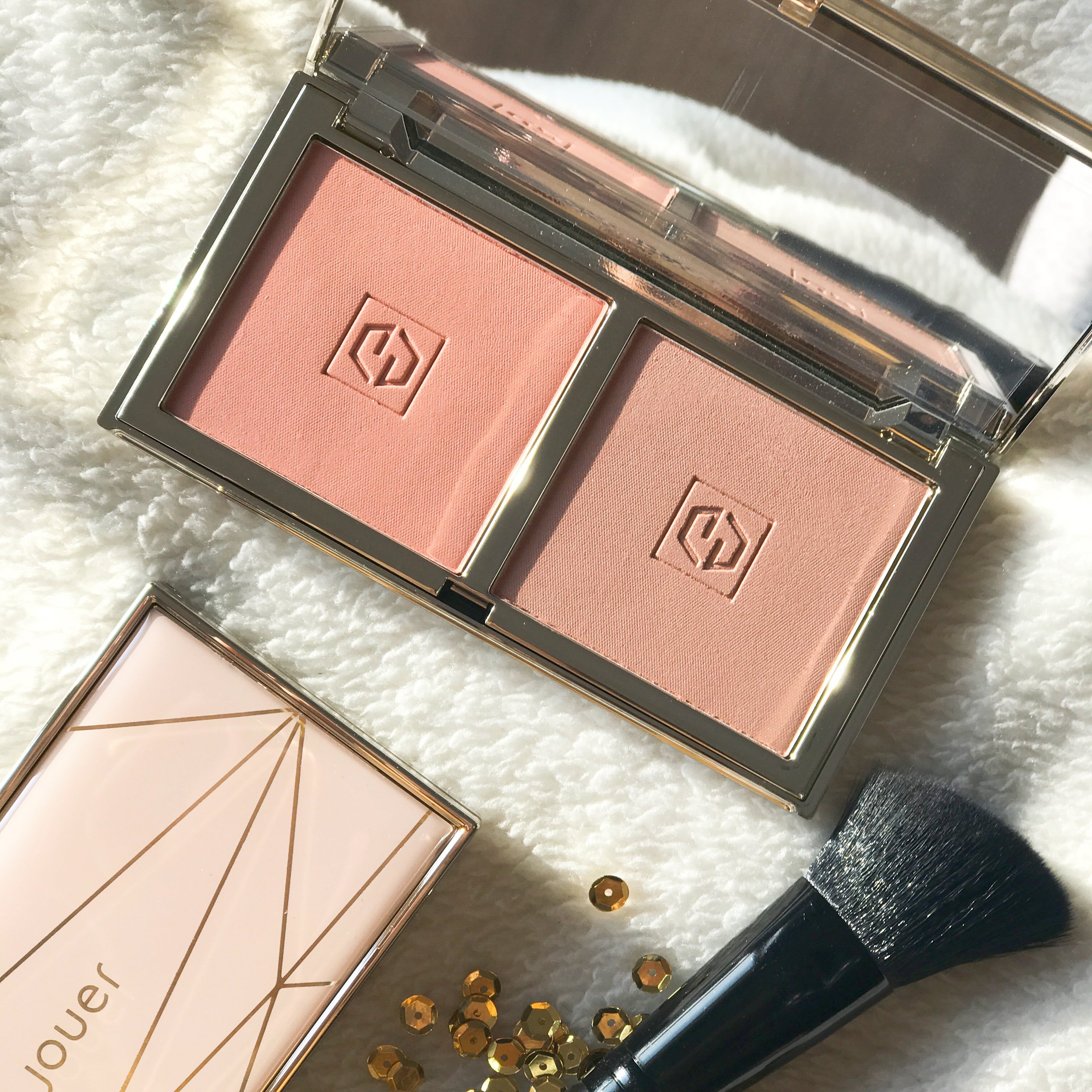 Jouer's heart-beating two-color blush Adore Rose gold almond peach to send elf angled blush brush