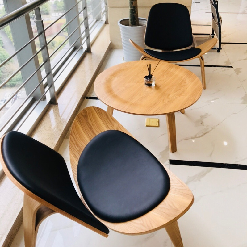 Nordic style coffee table Round wooden table Simple round coffee table Solid wood designer low table airplane chair shell chair