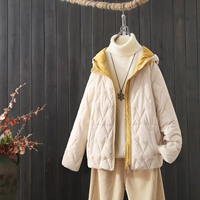 Бежевый пуховик с капюшоном