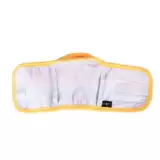 Гонга -собака вежливо приносит физиологические штаны домашних животных.