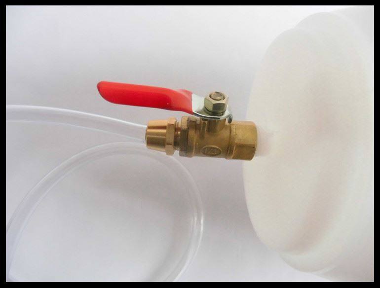 [USD 5.40] Bed Drip Oil Kettle Feeder Plastic Drip Oil Kettle Stamping Material Drip Oil Kettle