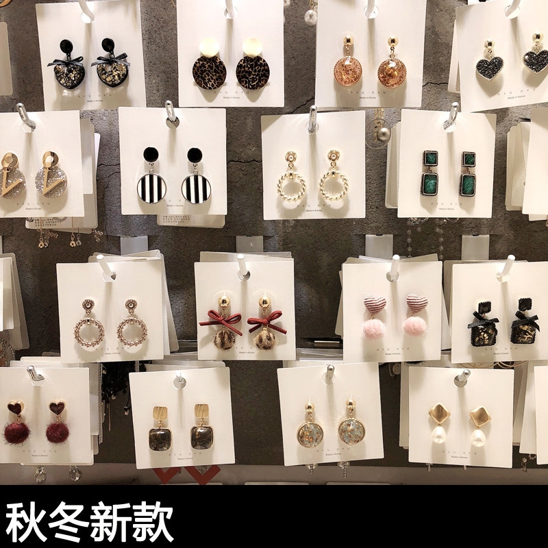 C62020 Korean version personality 100 hitch short ear pin female boomers Temperament Ladies Earrings Good Fairy tennis Red student earrings