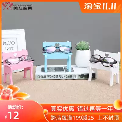 Optician shop window counter small ornaments sunglasses sunglasses creative display shelf display props bracket