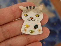 Hand-made brooches with a variety of optional ceramics