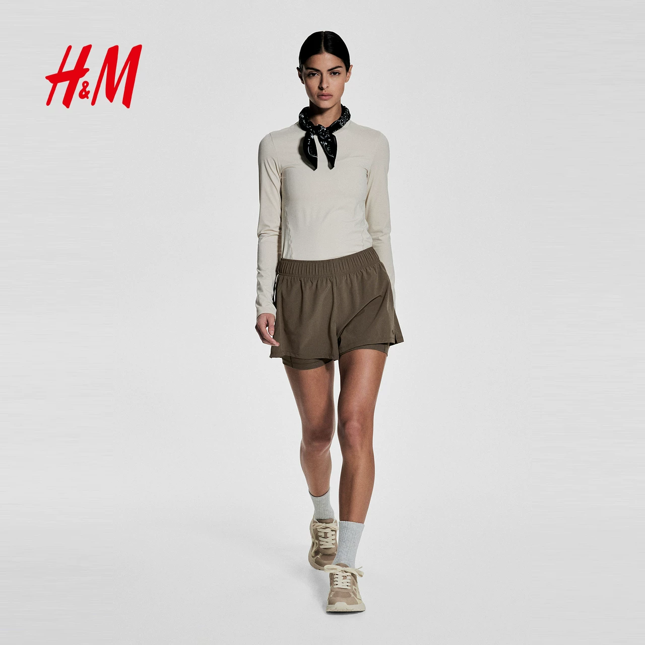 【H&M MOVE DryMove™】Летние женские шорты для бега с двойным слоем 1257849